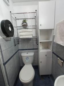 uma pequena casa de banho com um WC branco e toalhas em Departamento en Huancayo em Huancayo