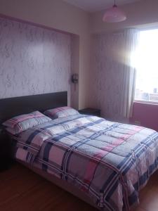 1 dormitorio con 1 cama con una manta colorida en Departamento en Huancayo en Huancayo