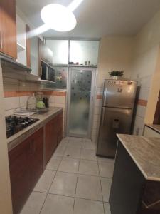 uma cozinha com um frigorífico de aço inoxidável e um balcão em Departamento en Huancayo em Huancayo