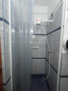 a shower with a hose in a bathroom at Departamento en Huancayo in Huancayo