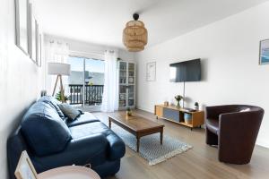 Μια τηλεόραση ή/και κέντρο ψυχαγωγίας στο LE COSY avec piscine, balcon et parking