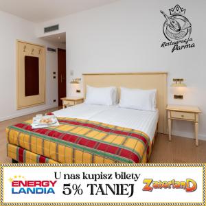une chambre d'hôtel avec un lit et deux tables dans l'établissement Villa Królewiec - 1,5km od Energylandii, à Zator