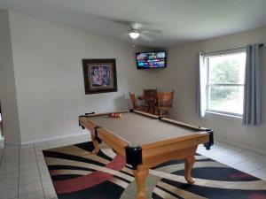 una sala de estar con una mesa de billar. en Poolhouse, en Tampa