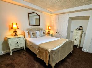Postel nebo postele na pokoji v ubytování Brookside Hotel & Restaurant ,Suitable for Solo Travelers, Couples, Families, Groups Education trips & Contractors welcome