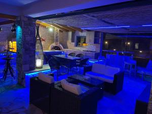 Area soggiorno di ΒΙΛΛΑ ΤΟ ΠΕΤΡΙΝΟ stone bild villa full equipment