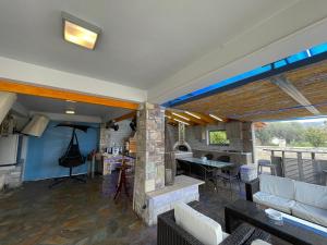 Area soggiorno di ΒΙΛΛΑ ΤΟ ΠΕΤΡΙΝΟ stone bild villa full equipment