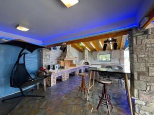 Cucina o angolo cottura di ΒΙΛΛΑ ΤΟ ΠΕΤΡΙΝΟ stone bild villa full equipment
