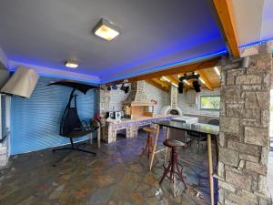 TV o dispositivi per l'intrattenimento presso ΒΙΛΛΑ ΤΟ ΠΕΤΡΙΝΟ stone bild villa full equipment