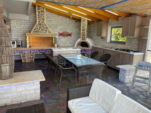 Cucina o angolo cottura di ΒΙΛΛΑ ΤΟ ΠΕΤΡΙΝΟ stone bild villa full equipment