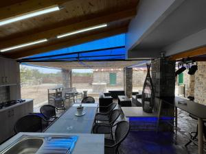 Ristorante o altro punto ristoro di ΒΙΛΛΑ ΤΟ ΠΕΤΡΙΝΟ stone bild villa full equipment