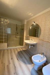 e bagno con servizi igienici, lavandino e doccia. di Novecento Charming Room ad Avigliana