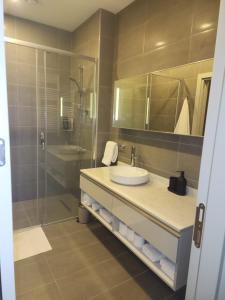ein Bad mit einem Waschbecken und einer Dusche in der Unterkunft Polat tower 1 in Istanbul