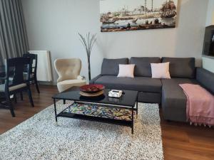 ein Wohnzimmer mit einem Sofa und einem Couchtisch in der Unterkunft Polat tower 1 in Istanbul