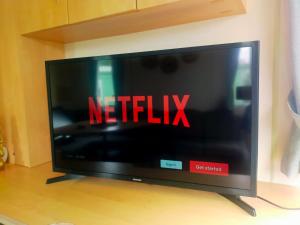 uma televisão com as palavras netflix no ecrã em Lily Jo caravan Skipsea Sands at Parkdean Resort em Skipsea