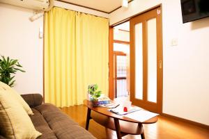 - un salon avec un canapé et une table dans l'établissement Kyoto - House - Vacation STAY 02946v, à Kyoto