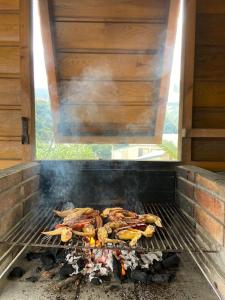 kupa jedzenia gotowanego na grillu w obiekcie Cocooning Tropic Studio avec Jacuzzi privatif w mieście Saint-Louis