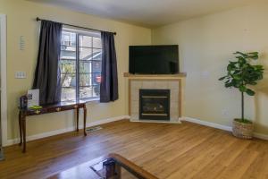 TV at/o entertainment center sa Portland Vacation Rental with Fireplace - Near Parks