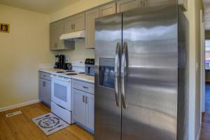 A kitchen or kitchenette at Portland Vacation Rental with Fireplace - Near Parks