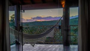 un'amaca su un balcone con vista di Terra Coral - Chapada dos Veadeiros a Alto Paraíso de Goiás