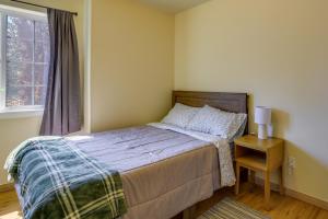 Кровать или кровати в номере Portland Vacation Rental with Fireplace - Near Parks