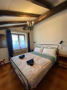 sypialnia z łóżkiem z dwoma torbami w obiekcie La Rustica sul Lago di Tenno mansarda w mieście Tenno
