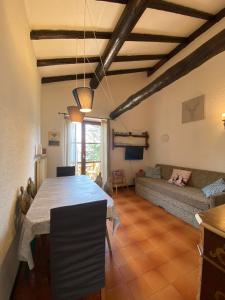 salon ze stołem i kanapą w obiekcie La Rustica sul Lago di Tenno mansarda w mieście Tenno