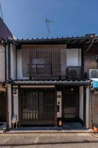 une vue extérieure d'un bâtiment avec deux portes dans l'établissement Zenji 町家六堀, à Kyoto