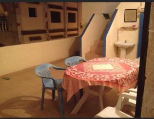 a room with a table and two chairs and a sink at Apartamento Martil in Martil