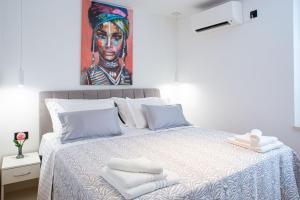 מיטה או מיטות בחדר ב-Three Bedroom Apartment With Old Town View - Orlanda's Apartment