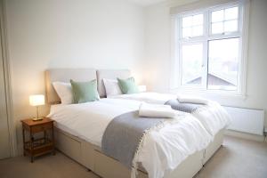 Una cama o camas en una habitación de Bridgnorth Town House
