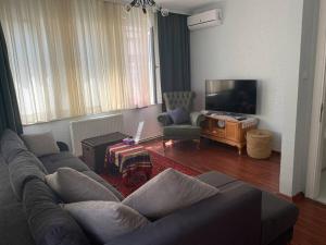 ein Wohnzimmer mit einem Sofa und einem Flachbild-TV in der Unterkunft excellent stay in Istanbul
