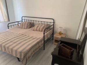 ein Schlafzimmer mit einem Bett und einem Tisch mit einem Klavier in der Unterkunft excellent stay in Istanbul