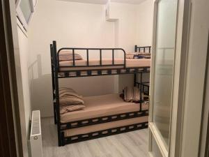 2 Etagenbetten in einem Zimmer mit Spiegel in der Unterkunft excellent stay in Istanbul