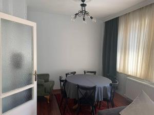 Zimmer mit einem Tisch mit Stühlen und einem Fenster in der Unterkunft excellent stay in Istanbul