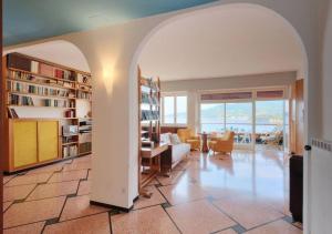 - une voûte dans le salon avec un canapé et une table dans l'établissement Dolce Acqua Flexyrent apartment Terrace & Parking - NO AC, à Rapallo