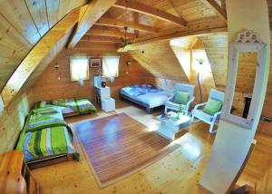 una vista aérea de una sala de estar en una cabaña de madera en Lodge Bled, en Bled
