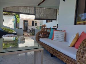 een woonkamer met een bank en een glazen tafel bij Reef Hills Residence FAMILY HOME in Au Cap