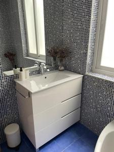 a bathroom with a white sink and a toilet at El Carmen centro GIJON con GARAJE in Gijón