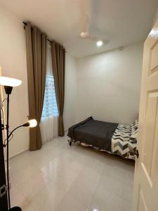 1 dormitorio con cama y ventana en Syakila Homestay en Marang