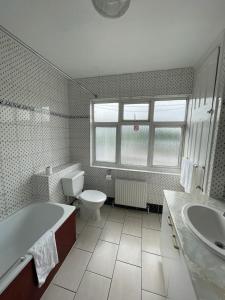 a bathroom with a tub and a toilet and a sink at ST NICHOLAS HOTEL in Kenton +20 photos