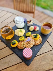 una bandeja de comida en una mesa con panqueques y miel en La Belle Ronde, 
