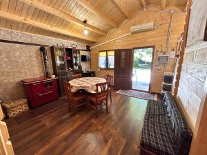 a dining room and kitchen in a tiny house at CARPE DIEM RETAFANI Roger's house in Altipiani di Arcinazzo