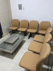una fila de sillas en una sala de espera en Pousada Salomão, en Teixeira de Freitas