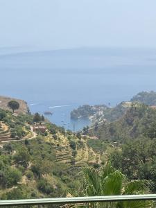 カステルモーラにあるMi 'ffaciu e mi ricriu casa vacanzeの丘から海の景色を望む