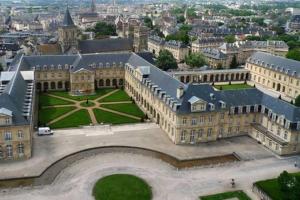 - une vue aérienne sur un grand bâtiment avec une cour dans l'établissement Appt premium Centre Château terrasse 2 chambres 6p vue exceptionnelle, à Caen