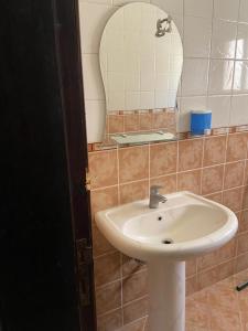 a bathroom with a sink and a mirror at هدى الحجاز للشقق المفروشة in Makkah