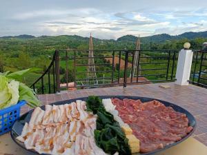 un vassoio di cibo sopra un tavolo di บ้านแช่มช้อย 360 a Khao Kho