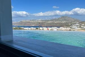 Vom Balkon eines Strandes genießen Sie Meerblick. in der Unterkunft Stela caldera view cave/private mini pool/jacuzzi in Akrotiri