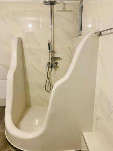 Ein Badezimmer in der Unterkunft Stela caldera view cave/private mini pool/jacuzzi