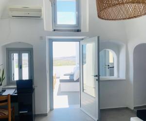 Galeriebild der Unterkunft Stela caldera view cave/private mini pool/jacuzzi in Akrotiri